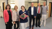 Auf der Wiedereröffneten Stationen 7 v.l. : Geschäftsführerin Anne Bülling, Pflegedienstleiterin Silvia Vesper, Stationsmanagerin Annina Schneider, Landrat Jürgen van der Horst, Vorsitzender des Fördervereins Dr. Harald Schmid, Ärztlicher Direktor Dr. Oliver Schuppan.