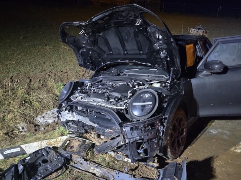Ein erst wenige Wochen alter Mini Cooper prallte am 18. Januar 2026 am Ortsausgang von Nieder-Waroldern gegen einen hölzernen Strommasten und wurde dabei völlig zerstört.