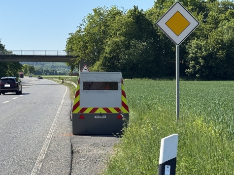 Gleich beim ersten Einsatz für den Paketdienst wurde der junge Fahrer mit 133 km/h erwischt.