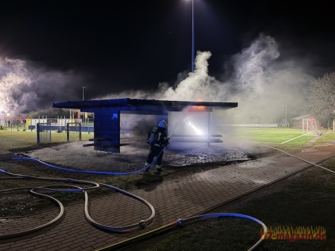 An den Sportanlagen in Allendorf (Eder) standen am 23. August 2026 nahezu zeitgleich zwei Objekte in Vollbrand.