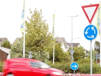 Ein roter Kastenwagen mit HSK-Kennung und dessen Fahrer wird gesucht.
