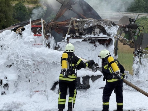 Am 19. Juli geriet bei Dorfitter eine Rundballenpresse in Brand – das Feuer breitete sich auf das Feld aus.