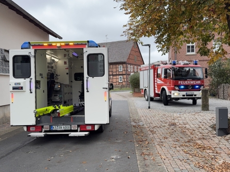 14. Oktober 2025 – Hubarbeitsbühne am Fachwerkhaus in Ehringen; die Person wird erschütterungsfrei aus dem Obergeschoss gerettet.