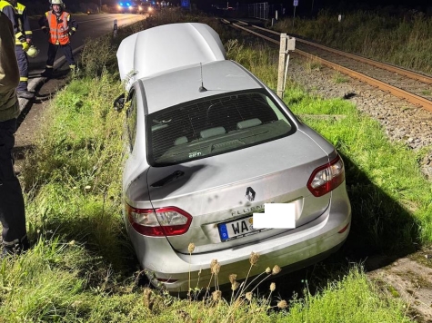 Auf der B 252 zwischen Twiste und Berndorf kam ein Renault am 3. September 2026 von der Fahrbahn ab und landete im Graben.