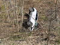 Auf der B 68 hat sich am 9. April 2026 bei Warburg ein weißer Mazda überschlagen.