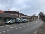 Einsatz unter erschwerten Bedingungen: Mit Schutzanzügen ausgestattet, sorgten Polizeikräfte aus Bad Arolsen und Korbach für Ordnung in einer Asylunterkunft im Landkreis Waldeck-Frankenberg. 