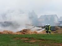 Am 27. September 2025, gegen 16.15 Uhr, brannten rund 100 Stroh- und Heuballen auf einer Wiese am Grundweg in Bottendorf.