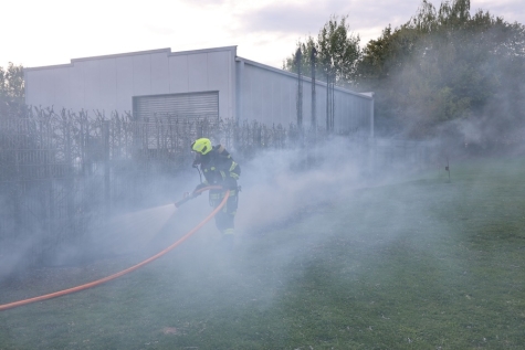 Eine Lebensbaumhecke brannte am 19. September 2026 auf rund 15 Metern Länge in der Weizackerstraße.