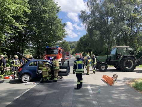 An der K 59, Einmündung Aamühlen, kam es am 14. Juli 2026 zu einem Verkehrsunfall zwischen einem Personenkraftwagen und einem Trecker.