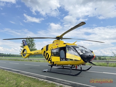 Nach der Erstversorgung an der Unfallstelle wurde die Motorradfahrerin mit dem ADAC Rettungshubschrauber nach Marburg geflogen.