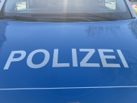 In Vöhl wurden Waren im Wert von etwa 500 Euro aus einem Lebensmittelgeschäft gestohlen. Die Polizei bittet um Hinweise.