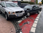 Bei dem Unfall am 6. Mai 2026 stießen in Steinheim ein VW Passat und ein Mercedes im Kreuzungsbereich zusammen.