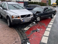 Bei dem Unfall am 6. Mai 2026 stießen in Steinheim ein VW Passat und ein Mercedes im Kreuzungsbereich zusammen.