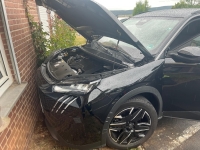 Einsatzkräfte der Feuerwehr stellten am 1. September 2025 den Brandschutz sicher und schalteten das Fahrzeug stromlos.