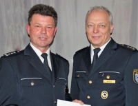 Kriminaldirektor Achim Kaiser (rechts im Bild) übernahm es, Hartmut Ide für seine langjährigen Dienste bei der Polizei in Hessen zu danken. 