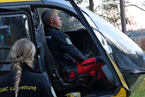 Die letzten Minuten in "seinem" Rettungshubschrauber waren sehr berührend für den scheidenden Rettungspiloten Rainer Michely. Nach 40 Dienstjahren, davon 27 bei "Christoph 25" in Siegen, war am Samstagabend Schluss für den sympathischen Piloten.