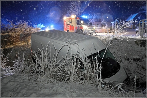 Der Fahrer des Transporters blieb glücklicherweise unverletzt und konnte nach der Untersuchung durch den Rettungsdienst vor Ort verbleiben. 