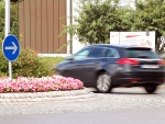 Beim Ein- oder Ausparken ist am Montag ein schwarzer Opel Corsa in der Brunnenallee angefahren worden