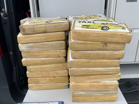 Am 16. Oktober 2025 stellten Fahnder an der Raststätte Medenbach rund 51 Kilogramm Kokain in einem präparierten Holzschrank sicher.