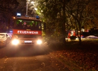Bei einem Brand in der Heinrich-Pierson-Straße im Kasseler Stadtteil Oberzwehren konnte am Sonntagabend (20. November 2022) durch den schnellen Einsatz der Berufsfeuerwehr Kassel eine Person aus einer verrauchten Wohnung gerettet werden.