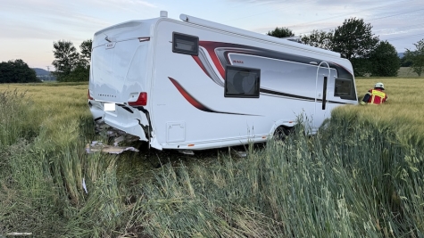 Auf der Autobahn 7 zwischen Kassel und Guxhagen kam es am 7. Juni 2026 zu einem Unfall zwischen einem SUV und einem Wohnwagen-Gespann.