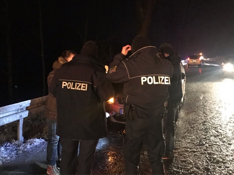Polizeibeamte haben am 16. Januar 2023 einen Berufskraftfahrer mit seinem Sattelzug bei Frankenberg angehalten. 