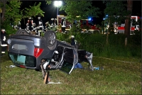 Fahrer und Beifahrer wurden bei dem Unfall schwer, aber nicht lebensbedrohlich verletzt. 