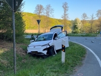 Durch die Wucht des Aufpralls wurde der Mazda am 19. April 2026 in den Straßengraben geschleudert.