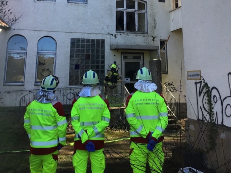 Eine Rauchentwicklung in einem sogenannten „lost place“ führte am 7. April 2026 zu einem Feuerwehreinsatz im Ortsteil Sennelager.
