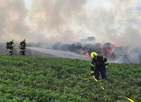 Am Abend des 15. Mai 2024 wurde die Korbacher Feuerwehr zu einem Feld- und Strohballenbrand alarmiert.