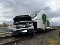 Ein Akku-Triebwagen kollidierte am 23. Oktober 2026 an einem unbeschrankten Bahnübergang in Fritzlar mit einem Kleintransporter.