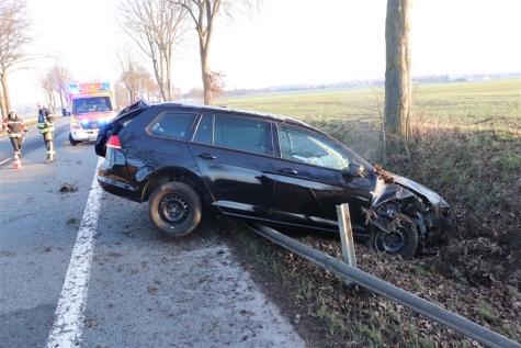 Zwischen Gut Alfredshöhe und Peckelsheim kam am 3. März 2026 ein VW Golf von der Fahrbahn ab und blieb auf der Schutzplanke stehen.