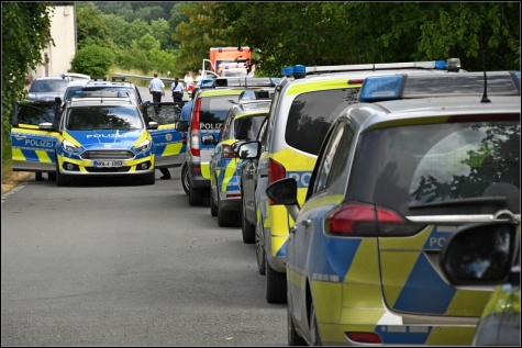 Großeinsatz der Polizei in Titmaringhausen. Hier hatten Kräfte aus NRW und Hessen zusammen mit mehreren SEK nach den Tätern gefahndet.