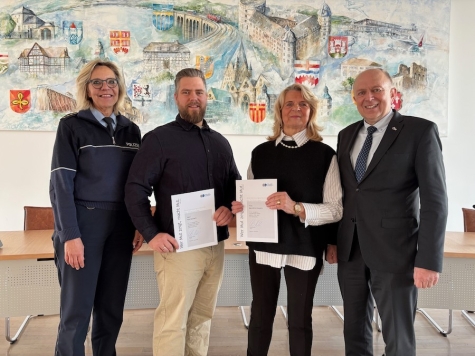 v.l.n.r.: Abteilungsleitung Polizei, Leitende Polizeidirektorin Margit Picker, Kai Görlach, Mechthild Guyens und Behördenleiter der Kreispolizeibehörde Paderborn, Landrat Christoph Rüther.