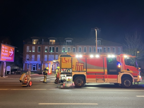 In der Nacht zum 25. Dezember 2025 brannte ein überdachtes Mülllager zwischen zwei Wohnhäusern in voller Ausdehnung.