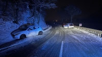 Infolge nicht angepasster Geschwindigkeit auf der schneebedeckten Landesstraße 3076 zwischen Flechtdorf und Adorf prallten am 28.01.2026 zwei Pkw im Begegnungsverkehr frontal zusammen.