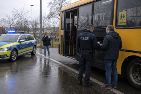 Nach dem Vorfall in einem Schulbus in Hofgeismar ermittelt die Polizei wegen fahrlässiger Körperverletzung.