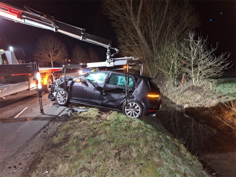 Am 8. März 2026 kollidierte ein VW mit einem abgestellten Milchanhänger im Landkreis Waldeck-Frankenberg.