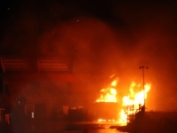 Komplett ausgebrannt ist ein Lastwagen auf dem Gelände eines Höxteraner Entsorgungsunternehmens.