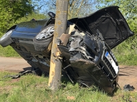 Der Audi A6 wurde bei dem Unfall auf der B485 schwer beschädigt und verkeilte sich zwischen Baum und Boden. Der Baum musste später gefällt werden.