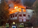 Am Nachmittag des 3. Januar 2024 erhielten die Einsatzkräfte von Polizei und Feuerwehr Kenntnis über den Brand einer Hotelruine an der Bundesstraße 83 in Beverungen.