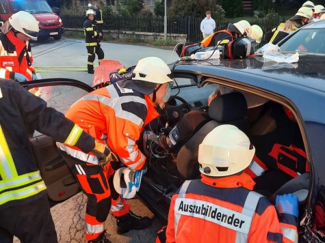 Einsatzkräfte der Feuerwehren Rhena und Goldhausen sowie des DRK im Einsatz bei der Verkehrsunfall-Übung. Die Rettung und Versorgung der verletzten Personen stand im Mittelpunkt.