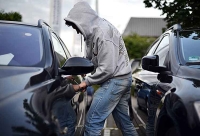 Täter wurde beim Autoeinbruch in Kassel-Mitte dank einer aufmerksamen Zeugin festgenommen.