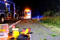 Die Unfallstelle auf der BAB 49 zeigt das schwer beschädigte Fahrzeug nach einem tödlichen Aufprall gegen einen Baum.