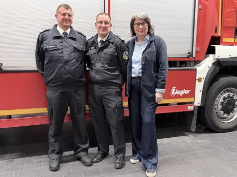 Der wiedergewählte Stadtbrandinspektor Martin Trost (Mitte), sein zweiter stellvertretender Stadtbrandinspektor Andreas Vesper (links) und Bürgermeisterin Barbara Eckes nach der Wahl bei der Jahreshauptversammlung der Feuerwehr Frankenberg. Der stellvertretende Stadtbrandinspektor Stefan Stroß fehlt auf dem Bild.