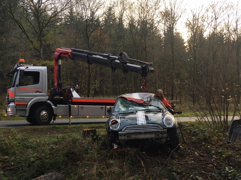 Dieser Mini kam am 3. November auf der Bundesstraße 253 von der Fahrbahn ab - die Fahrerin aus Olpe wurde dabei leicht verletzt.