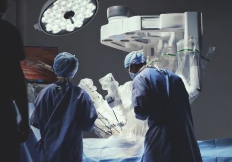 Chefarzt Dr. Dimitrios Skambas erläutert, wie das Operationssystem „Da Vinci“ in der Urologie eingesetzt wird.