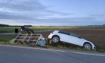 Bei dem Alleinunfall wurden der VW Golf, der Anhänger und auch der Straßenbelag beschädigt.