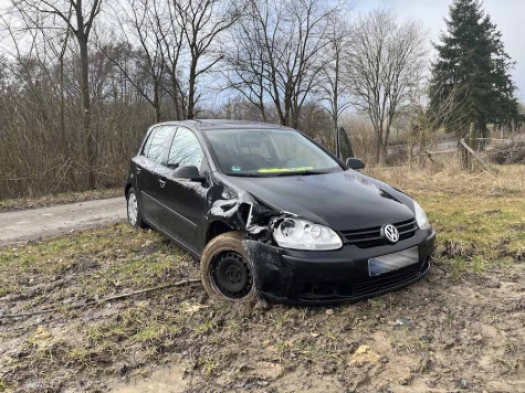 Unfallbeschädigter schwarzer VW Golf: Polizei bittet um Hinweise auf Unfallstelle.