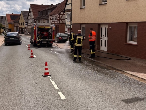Auf der Korbacher Straße in Sachsenhausen wurde eine Güllespur beseitigt.